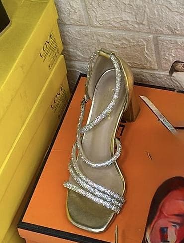 37 razmerli şəxsə də olur 1 dəfə geyinilib Bəzi metrolara pulsuz