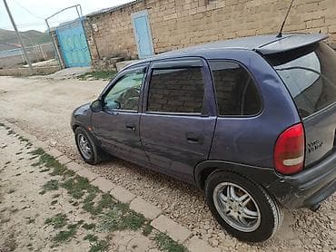 teker 14: Opel Corsa B, 5 qapı, tünd bənövşəyi rəngli hetçbek. Xüsusiyyətlər: - — 5