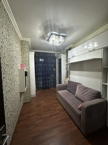 qara qarayev: Mətbəx hissəsində ağ rəngli modul mebellərlə təchiz olunmuş, qara — 15