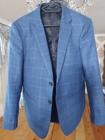 yeni model kurtkalar: Mavi rəngdə, damalı dizaynlı kişi pencəyi. İki düymə ilə bağlanır, yan — 1