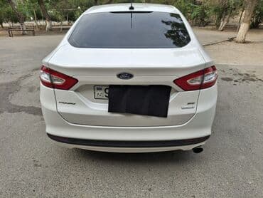 qubada ucuz avtomabiller: Ağ rəngdə Ford Fusion sedanı. Bu avtomobilin salonda rahat — 4