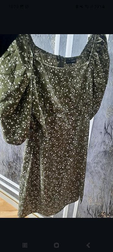 Zeytun-yaşıl rəngdə, xırda ağ çiçək naxışlı qısa don. Karevari açıq