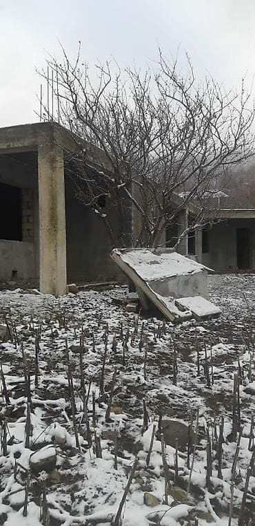 gencede kiraye ev axtariram: İsmayıllı rayonu Lahıc yolu 6 km.qaraqaya kəndində yolun kenarında 3 — 2