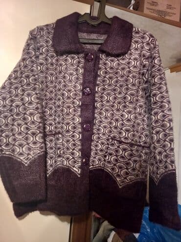 qara jaket: Bənövşəyi rəng tonlarında yun kimi yumşaq toxumalı qadın kardiqanı — 1