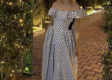 don: Zərif maxi don – ağ üzərində qara xallı print - Model: of-shoulder — 1