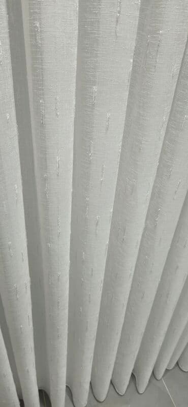 tül parçalar: Ağ rəngli, nazik, şəffaf parçadır. Üzərində həndəsi naxışlar var — 12