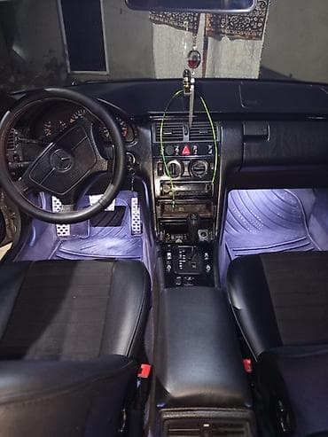 skoda: Mercedes-Benz E-Class: 2.4 l | 1998 il Sedan — 3