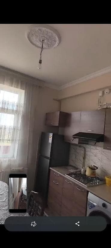 Uzunmüddətli kirayə mənzillər: Mebelli 3 otaqlı mənzil – geniş və işıqlı - Qonaq otağı: divan, 4 — 5