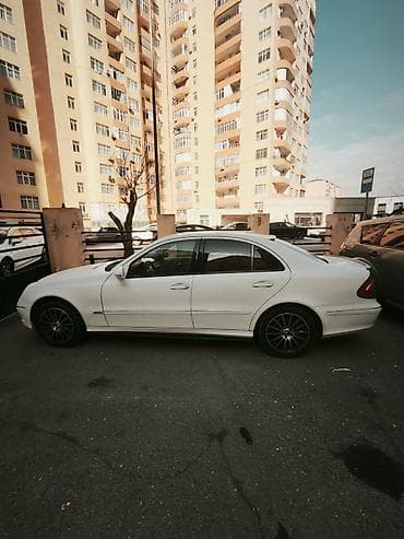 Aksesuarlar və tüninq: Ağ rəngdə Mercedes-Benz E-Class sedan avtomobili. Avtomobilin qabaq — 5