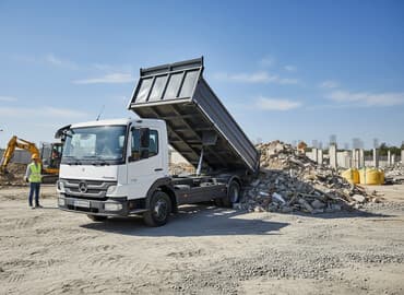 бу морозильные камеры: Mercedes-Benz markalı kiçik ölçülü ağ rəngli yük maşını təmir — 2