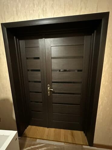 Пиломатериалы: Tünd qəhvəyi rəngdə, müasir dizaynda, şüşəli panelləri olan qapı. Bu — 1