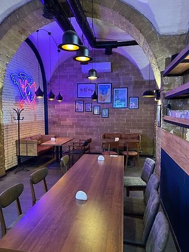 hövsan obyekt: Sahil metrosnun yaninda əsas kücədə insanlarin ən pik six olduqj bir — 8