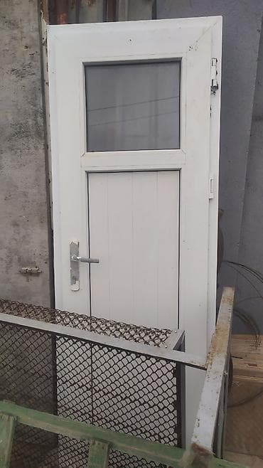 PVC qapı - Material: ağ rəngli PVC profil - Üst hissədə şüşəli