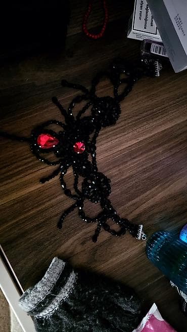 gümüş bujuteryalar: Qara kristallar və qırmızı daşlarla bəzədilmiş zərif boyunbağı əl işi — 2