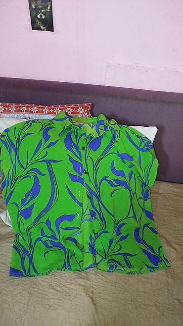 Yaşıl–bənövşəyi naxışlı iki hissəli dəst: - Köynək: qısaqollu