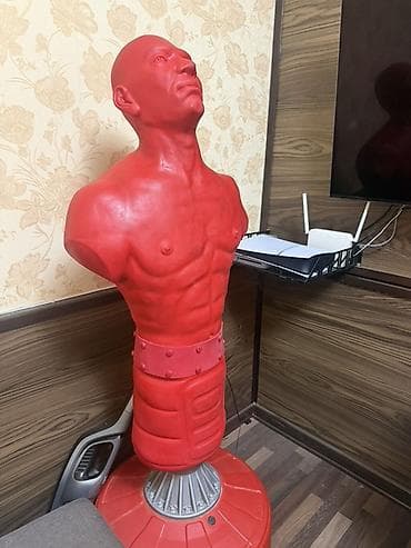 Stasionar boks mankeni (insan büstü formalı, sərbəst dayanan). -