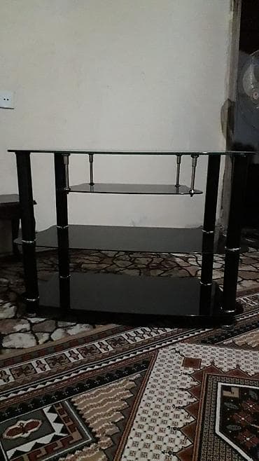 Şüşə üstlü TV/medianəv masası - Material: yuxarı səth şəffaf bərk — 1