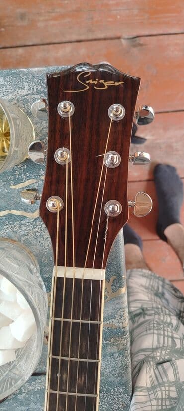 гитара со звукоснимателем: Bu akustik gitara tünd qəhvəyi rəngli taxta korpusa malikdir. Gitara — 5