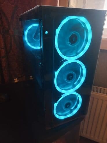 kompyuter hisseleri: Qabaqda üç ədəd mavi işıqlı ventilyatoru olan qara rəngli kompüter — 2