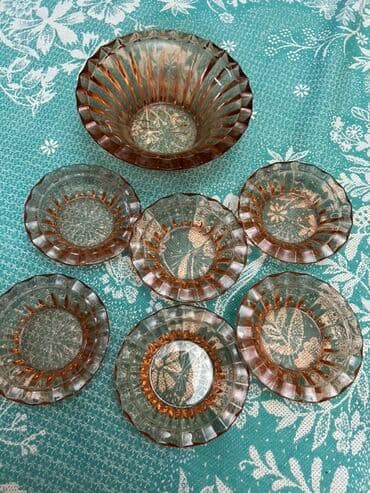 Altı ədəd kiçik boşqabdan və bir ədəd böyük qabdan ibarət dəst. Bütün