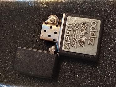 Toy paltarları və aksesuarları: Məhsul: Zippo benzinli alışqan Təsvir: - Klassik Zippo mexanizmi ilə — 1