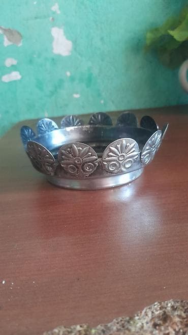 Metal dekorativ qab – oyma naxışlı - Material: metal (gümüşü rəngli) lalafo.az -da Metal dekorativ qab – oyma naxışlı - Material: metal (gümüşü rəngli)