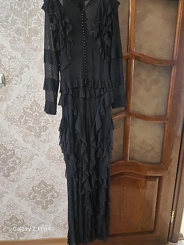 sade makyaj: Qara uzun ziyafət/libas - Model: Uzun, axıcı siluetli ziyafət donu - — 1