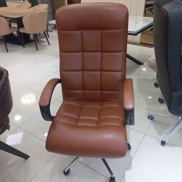 кресло для компьютера: Новый, С колесиками, Рукояти не регулируются, Кожа — 4