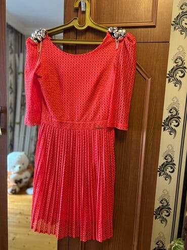 qadın ucun donlar: Naxışlı parça ilə hazırlanmış, qısa qollu qadın kokteyl donu. Qayışı — 1