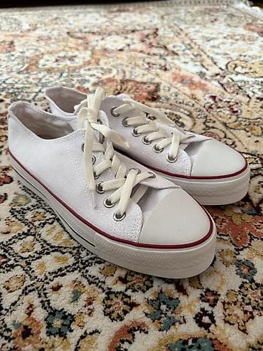 Ağ rəngli kanvas krossovkaları