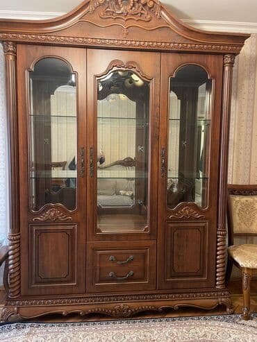 Alfa Romeo: Şüşəli dolab vitrini — 1