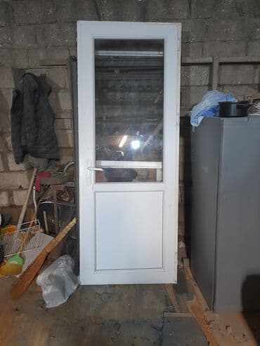 Ağ rəngli PVC qapı - Material: PVC profil, şüşəli üst hissə, aşağı