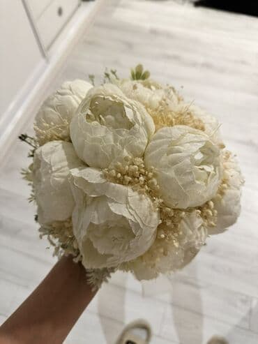 tikanli guller: Ağ rəngli süni gəlin buketi - Tərkib: iri ölçülü ağ pion formalı süni — 3