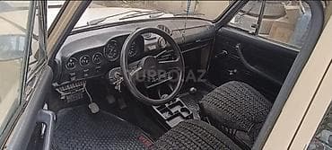 VAZ 2101 sedan – klassik sovet modeli. Bej rəngli kuzov, 4 qapı, xrom