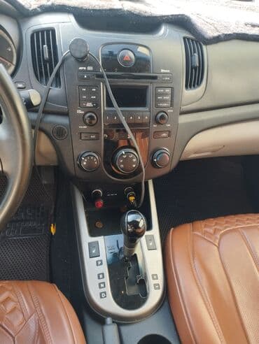 Kia Cerato sedan – qara rəng - Kuzov: 4 qapılı sedan, qara rəng, ön və