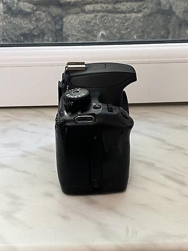 mini pc: Canon EOS 1000D gövdə + Canon EF‑S 18‑55mm f/3.5‑5.6 II linza — 5