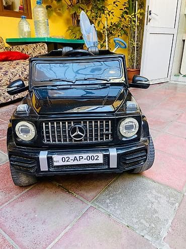 4 yaş: Uşaq üçün elektrikli minik maşını – Mercedes G-Class stili, qara rəng — 4