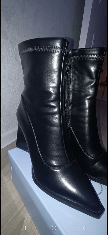 Kabrolar: Qadın botları – qara rəng.Razılaşma yolu ilə satılır.1dəfə — 4