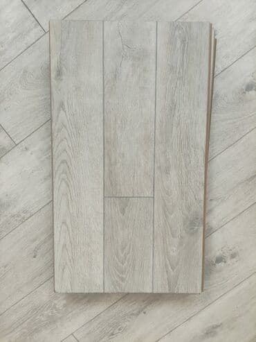 ən ucuz kafel metlax: Açıq boz rəngdə laminat döşəmə lövhələri. Bu lövhələr, otağınıza — 1