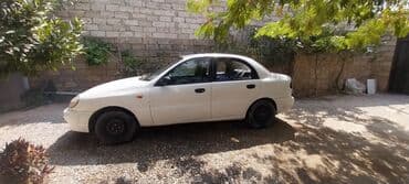 niva 4 qapi: Ağ rəngli 4 qapılı sedan - Korpus: kompakt sedan kuzovu, ağ rəng — 3