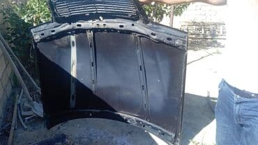 mersedes kapot: Qara rəngli, Mercedes markalı avtomobilin kapotu. Üzərində radiator — 3