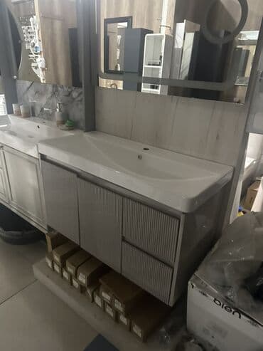 мойка шкаф для кухни: Ağ rəngli keramika Çanaq və iki geniş siyirməli ağ qapalı şkafı olan — 4