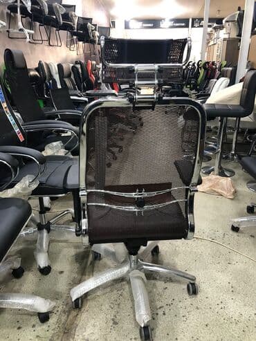 офисные кресла: Новый, С колесиками, Рукояти регулируются, Кожа — 3