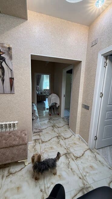 razin kiraye menzil: 3 otaqlı mənzil interyerləri - Geniş və işıqlı qonaq otağı: Asma — 2