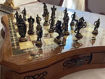 Binokllar: Şahmat dəsti bronza– dekorativ taxta lövhə və tematiki metal fiqurlar — 2