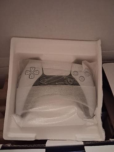 ps5 controller: Ps5 Slim. 2 ədəd pultu var. 1 illik plas vaxdına hələ var. Fikri ciddi — 5