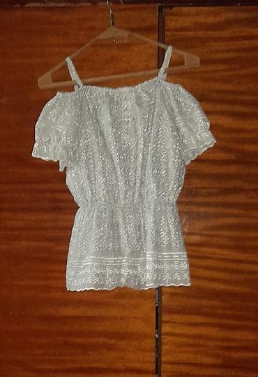 Ağ rəngli qadın bluzası - Model: off-shoulder (açıq çiyin) dizaynlı