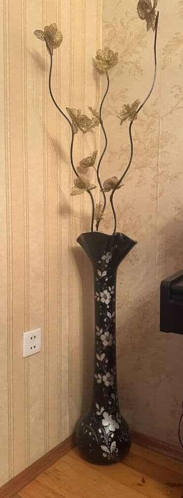 Güldan gül ilə birgə satılır. Hec bir defekti yoxdur.
Ünvan gənclik