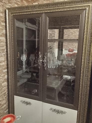 demir dolab: Vitrinli bufet şkaf - Klassik üslubda, qapıları şüşəli iki bölməli — 2