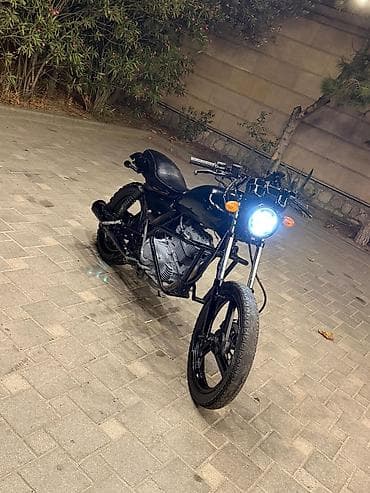 Kafe-reyser üslubunda modifikasiya olunmuş çopper tipli motosiklet